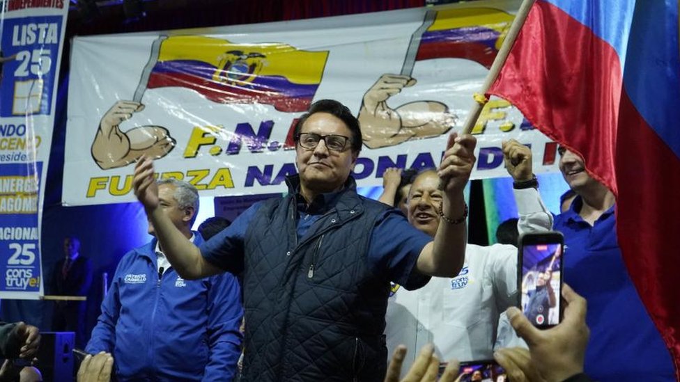 Politika i Latinska Amerika: Atentat u Ekvadoru - kako su zatvorske bande zavele strahovladu 1 Presidential candidate Fernando Villavicencio (C) participates in a campaign rally, minutes before being shot to death, in Quito, Ecuador, 09 August 2023. V