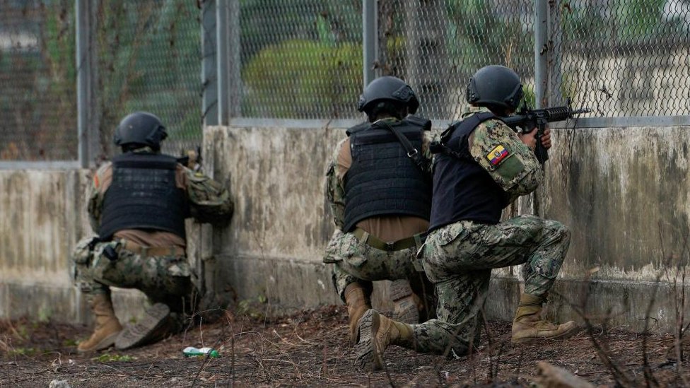 Politika i Latinska Amerika: Atentat u Ekvadoru - kako su zatvorske bande zavele strahovladu 4 Soldiers guard a gate after several inmates were killed in fights between gangs, in Guayaquil, Ecuador November 2, 2022.