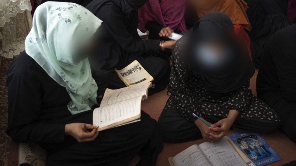 Dvadeset mladih žena u neformalnoj i tajnoj učionici