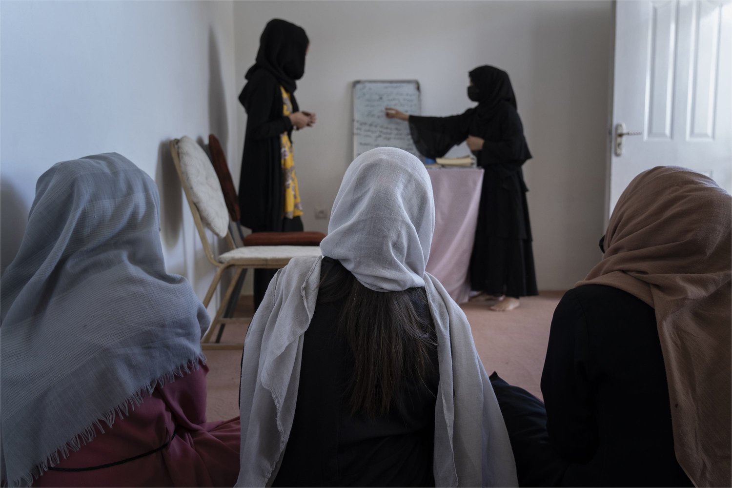 Avganistanke okupljene na času u tajnoj školi