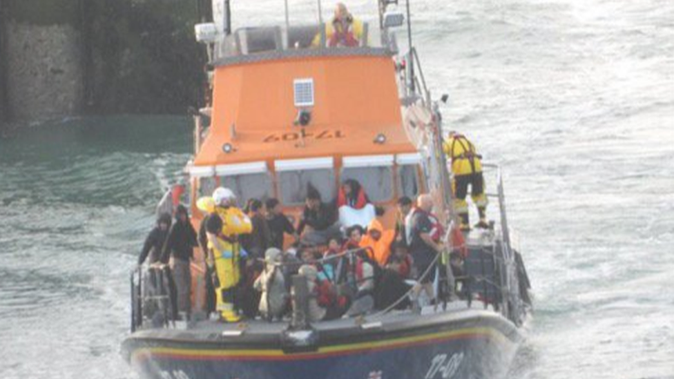 Migranti stižu u Dover čamcem za spasavanje