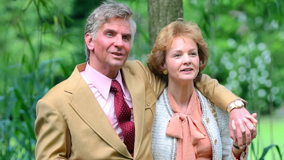 Film, Jevreji i Bredli Kuper: Porodica slavnog kompozitora Leonarda Bernstajna brani glumca zbog veštačkog nosa 1 Bradley Cooper and Carey Mulligan are seen on movie set of the 'Maestro' in Central Park, Manhattan on May 31, 2022 in New York City