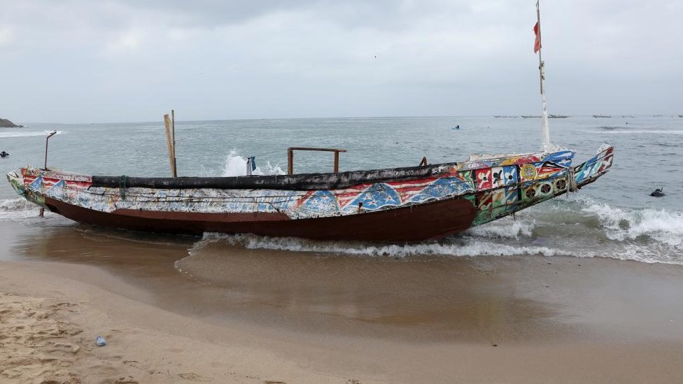 Afrika, izbeglice i nesreće: Najmanje 60 migranata se udavilo na obali Zelenortskih Ostrva u Atlantskom okeanu 2 A boat which had been carrying migrants seen aground in Senegal