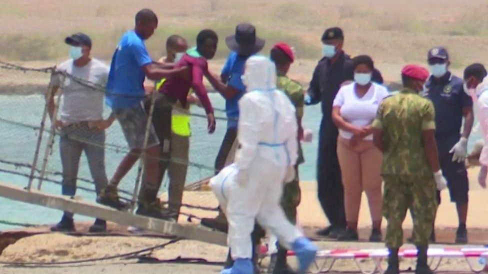 Afrika, izbeglice i nesreće: Najmanje 60 migranata se udavilo na obali Zelenortskih Ostrva u Atlantskom okeanu 1 A survivor is helped ashore in Senegal
