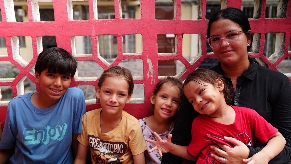 Endži Fuentes, stanovnica grada Durana, sa četvoro dece