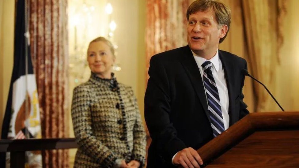 Majkl Mekfaul je 2009. godine učestvovao u radu na „resetu" odnosa dve zemlje, koji su zagovarali Hilari Klinton i Sergej Lavrov