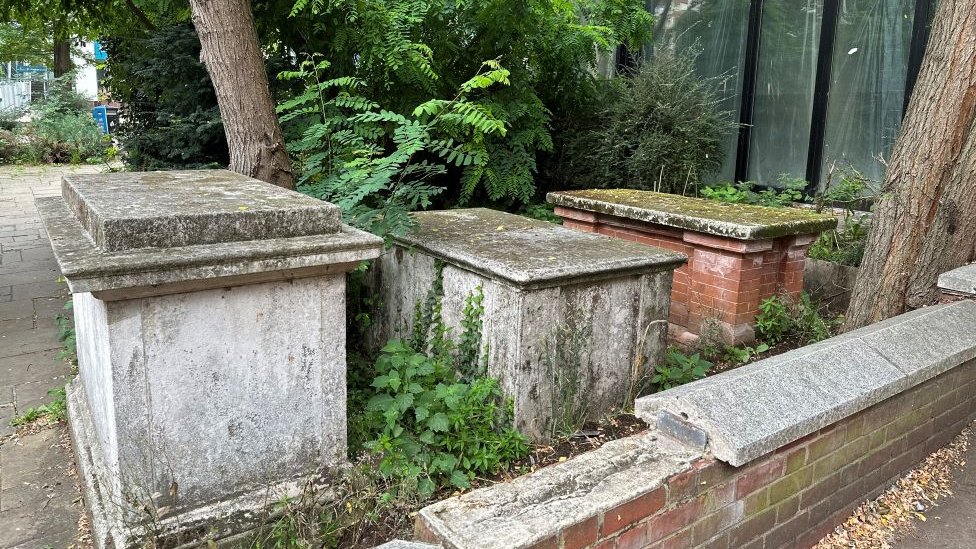 Velika Britanija: Policija Ipsviča apeluje na građane da prestanu sa seksom na grobnicama 1 Raised tombstones in St Stephen's Church, Ipswich