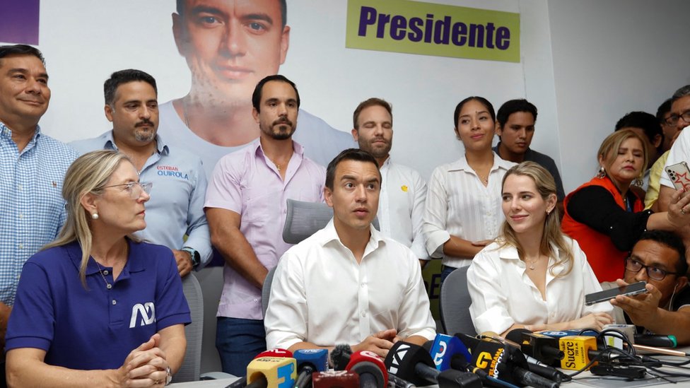Predsednički izbori u Ekvadoru: Ubistvo, podele i prednost levičarke 2 Ecuadorean presidential candidate Daniel Noboa (centre) at a briefing in Guayaquil. Photo: 20 August 2023