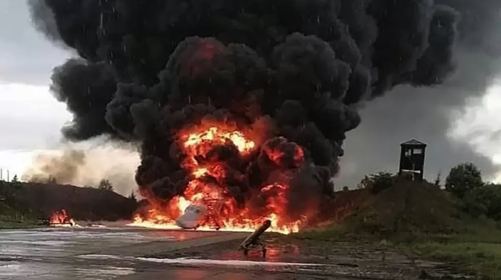 Na fotografijama objavljenim na društvenim mrežama vidi se kako gori bombarder Tupoljev TU-22 u vazduhoplovnoj bazi Soltsi-2