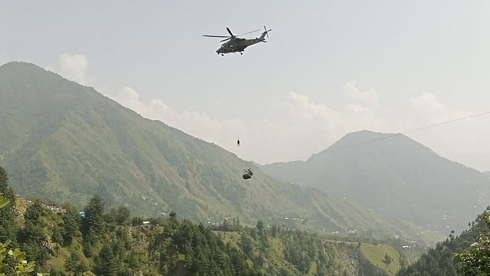 Pakistan: Svih osmoro putnika, među njima šestoro dece, izbavljeno iz žičare koja visila iznad provalije 3 A soldier slings down from a helicopter above a cable car