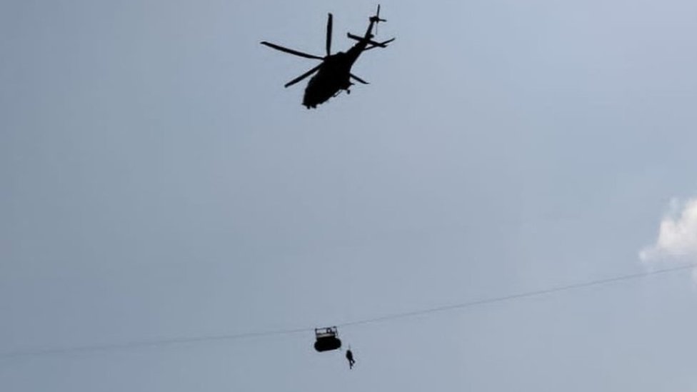 Pakistan: Svih osmoro putnika, među njima šestoro dece, izbavljeno iz žičare koja visila iznad provalije 5 A military helicopter hovers above the stranded cable car