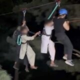 Pakistan: Svih osmoro putnika, među njima šestoro dece, izbavljeno iz žičare koja visila iznad provalije 4