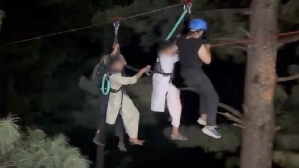 Pakistan: Svih osmoro putnika, među njima šestoro dece, izbavljeno iz žičare koja visila iznad provalije 1 Children being ziplined to safety