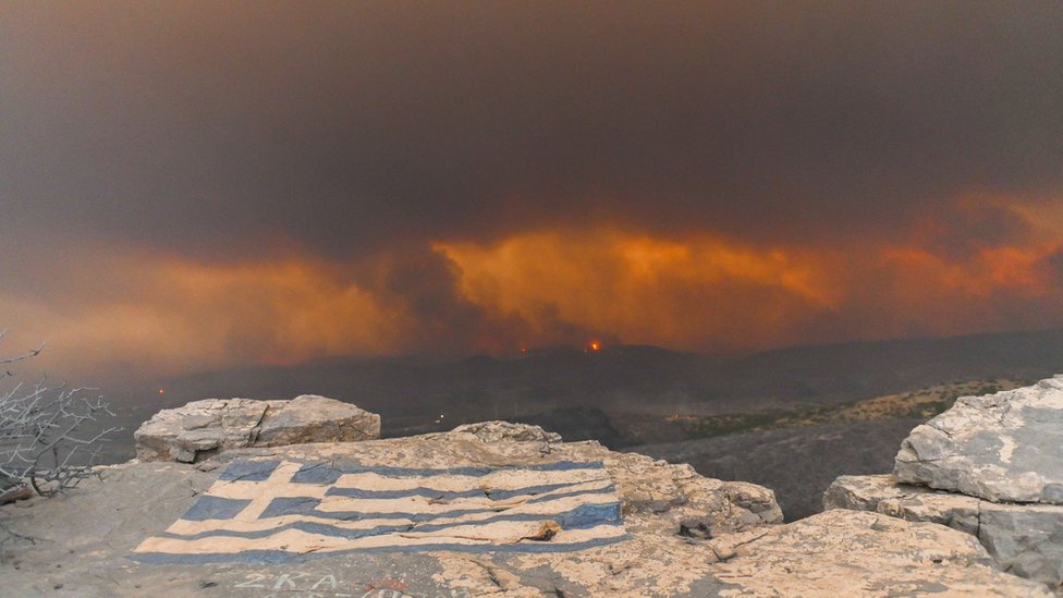 Požari u Grčkoj: Vatrena stihija odnela najmanje 20 života, ljudi pokušavaju da spasu i domaće životinje 1 požari u Grčkoj