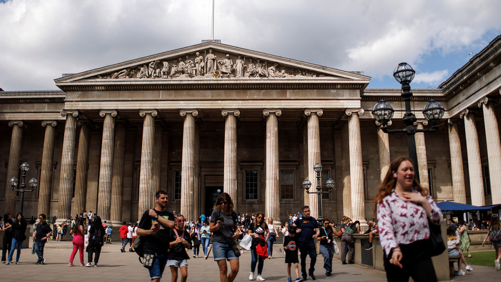 Velika Britanija i kultura: Muzejski predmeti iz Grčke su na sigurnom, kažu u Londonu 1 People visiting the British Museum on 17 August, 2023