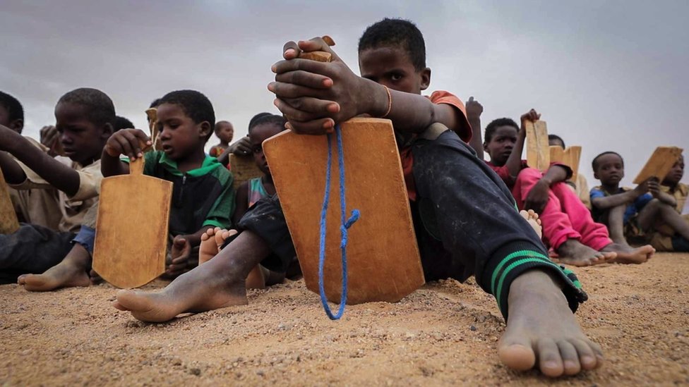Afrika, Mali i smrt Prigožina: Šta će sada biti sa zemljom koja je bezbednost poverila ruskoj plaćeničkoj grupi Vagner 7 Children on the ground read from boards