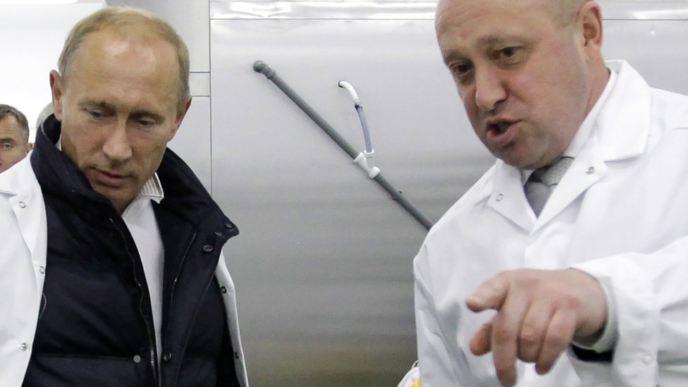Yevgeny Prigozhin shows Vladimir Putin his school lunch factory outside Saint Petersburg, 20 September 2010