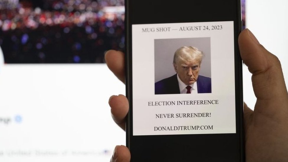 Amerika i Donald Tramp: Kako ispasti dobro na fotografiji iz zatvora, bivši predsednik već je iskoristio za kampanju 1 In this photo illustration, the mugshot of Former U.S. President Donald Trump is displayed on a smartphone