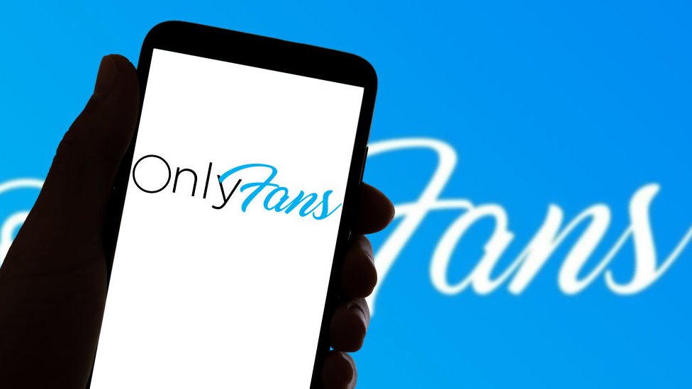 OnlyFans: Ko je Leonid Radvinski, neuhvatljivi vlasnik porno carstva 2 OnlyFans logo on smartphone in front blue background with logo.