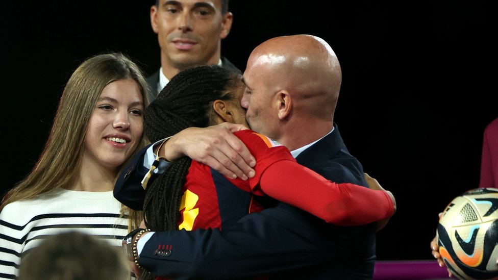 Svetsko prvenstvo za fudbalerke: Fifa suspendovala predsednika španskog Fudbalskog saveza Rubijalesa jer je poljubio fudbalerku 2 Španija, fudbal