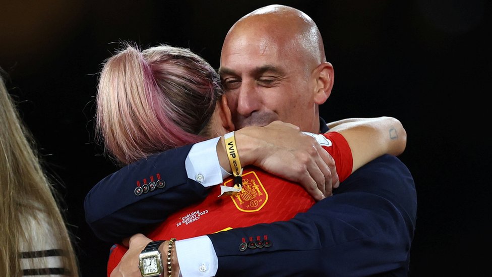 Svetsko prvenstvo za fudbalerke: Fifa suspendovala predsednika španskog Fudbalskog saveza Rubijalesa jer je poljubio fudbalerku 3 Španija, fudbal