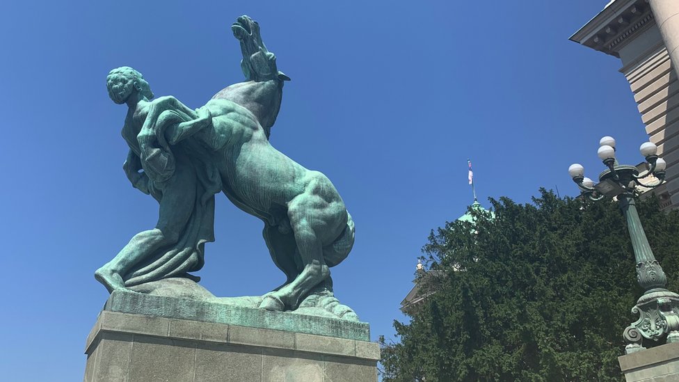 Konji vrani, skulptura