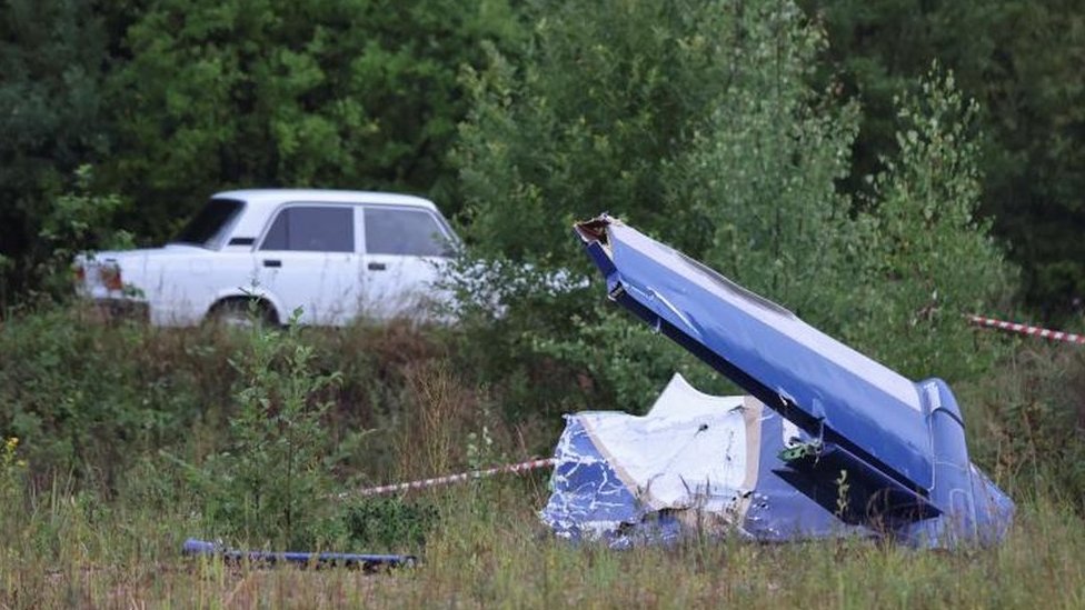 Jevgenij Prigožin: Šef Vagnera sahranjen u Sankt Peterburgu 3 Part of Prigozhin's plane after crash