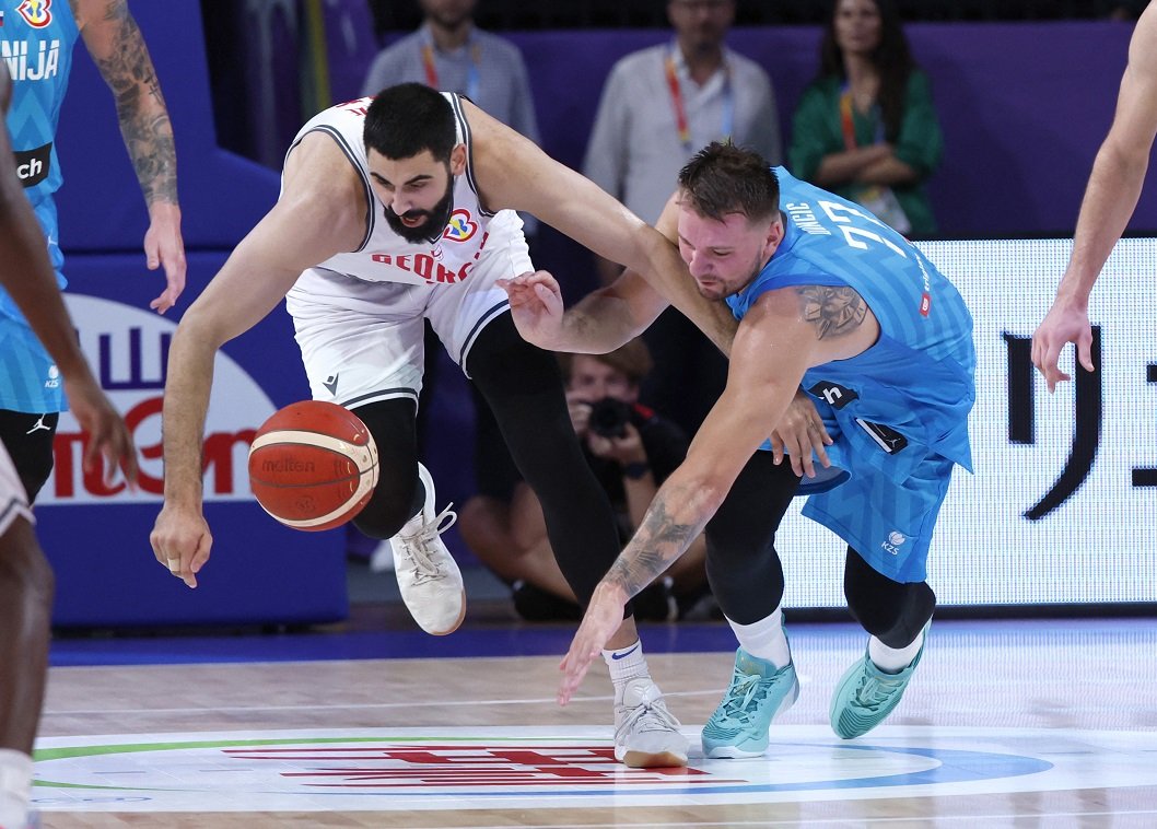 Duel dvojice NBA igrača - slovenačkog asa Luke Dončića i Goge Bitadzea iz reprezentacije Gruzije