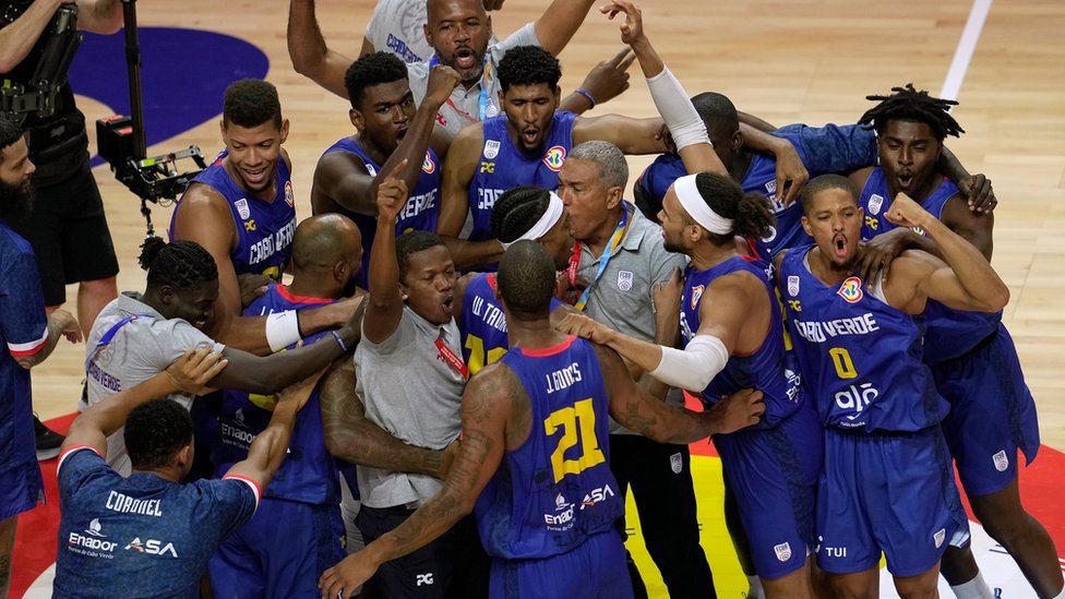 Svetsko prvenstvo u košarci 2023: Mogu li debitanti i autsajderi da iznenade favorite 4 Reprezentativaci Zelenortskih Ostrva proslavljaju prvu pobedu na Svetskim prvenstvima, nakon utakmice sa Venecuelom