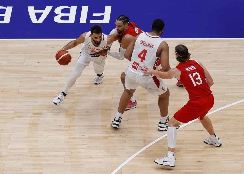 Svetsko prvenstvo u košarci 2023: Mogu li debitanti i autsajderi da iznenade favorite 6 Reprezentativac Libana Serđo El Darviš u akciji sa timskim kolegom Omarijem Spelmanom protiv Kanade