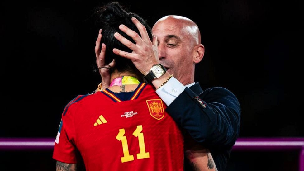 Seksualno zlostavljanje i ženski fudbal: Šta treba da znate o kontroverznom poljupcu koji je izazvao krizu u Španiji 1 Rubiales about to kiss Hermoso