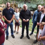 Premijerka tokom obilaska Bačke Palanke posetila i porodicu koja je izgubila dva člana 9