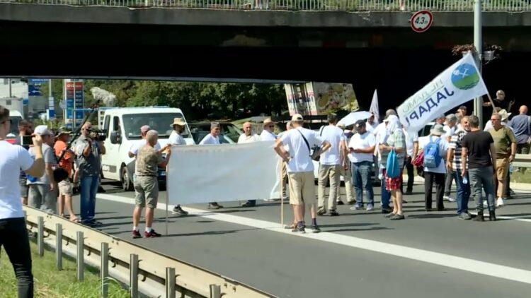 Završena blokada ekoloških aktivista na mostu Gazela u Beogradu 1