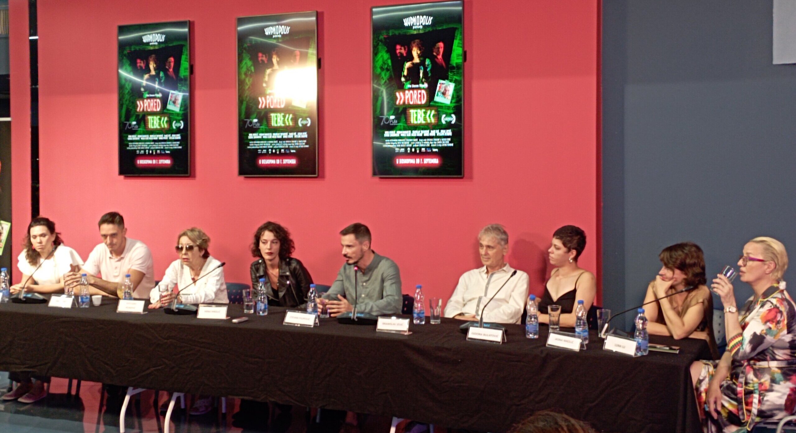 „Pored tebe“ Stevana Filipovića - film o buđenju osobe, a probuditi osobu u ovoj kakofoniji skoro je nemoguće 2 „Pored tebe“ Stevana Filipovića - film o buđenju osobe, a probuditi osobu u ovoj kakofoniji skoro je nemoguće 2