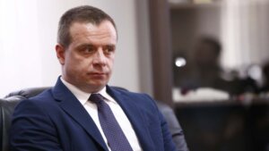 Advokat Čedomir Stojković objavio je danas na svom X nalogu da je sve više dokaza koji ukazuju je Aleksandar Vučić bio deo "Snajper safarija" tokom opsade Sarajeva.