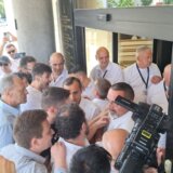 "Rekli su nam da nemamo pravo da prisustvujemo sednici": Poslanica Jelena Kalajdžić o situaciji ispred Skupštine grada Novog Sada (FOTO / VIDEO) 3