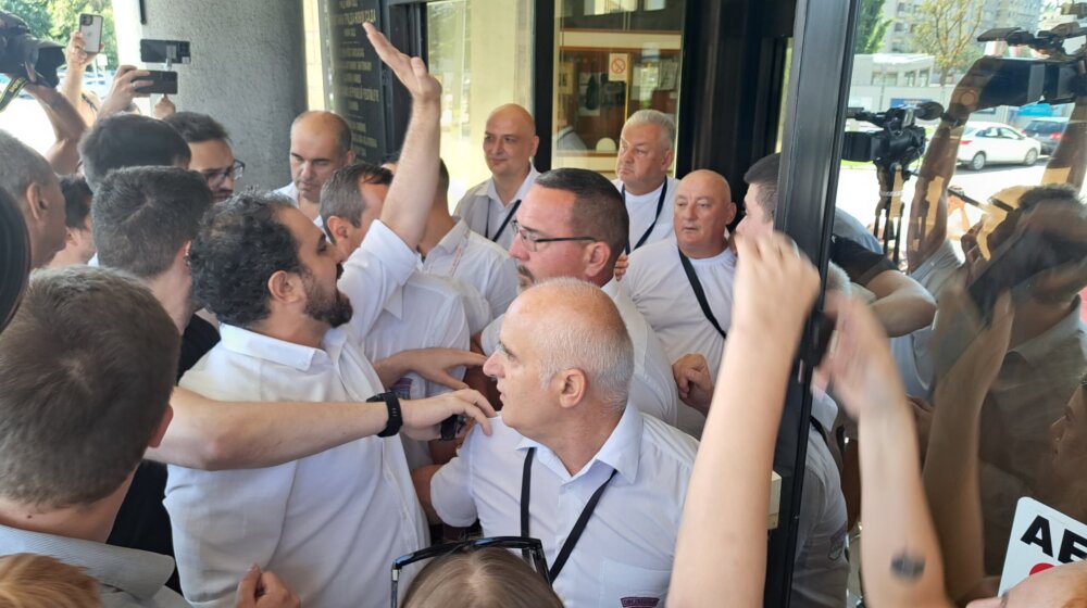 (VIDEO) Opozicija pokušala da uđe u Skupštinu grada tokom protesta protiv izgradnje Novog Sada na vodi 1