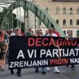 Sa protesta u Zrenjaninu oštra poruka: Deca ginu a vi partijate! 7