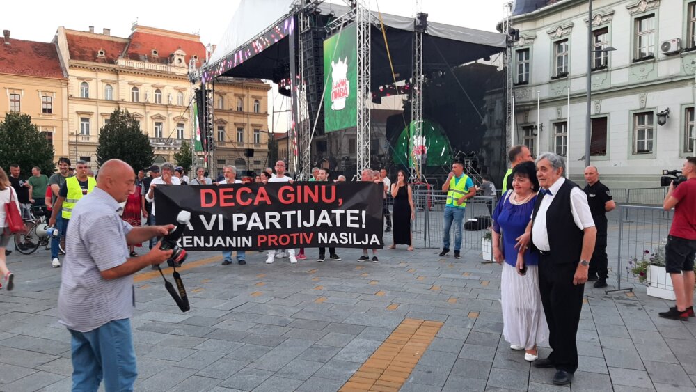 Sa protesta u Zrenjaninu oštra poruka: Deca ginu a vi partijate! 3 Sa protesta u Zrenjaninu oštra poruka: Deca ginu a vi partijate! 3
