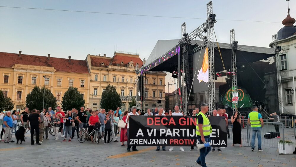 Sa protesta u Zrenjaninu oštra poruka: Deca ginu a vi partijate! 2 Sa protesta u Zrenjaninu oštra poruka: Deca ginu a vi partijate! 2