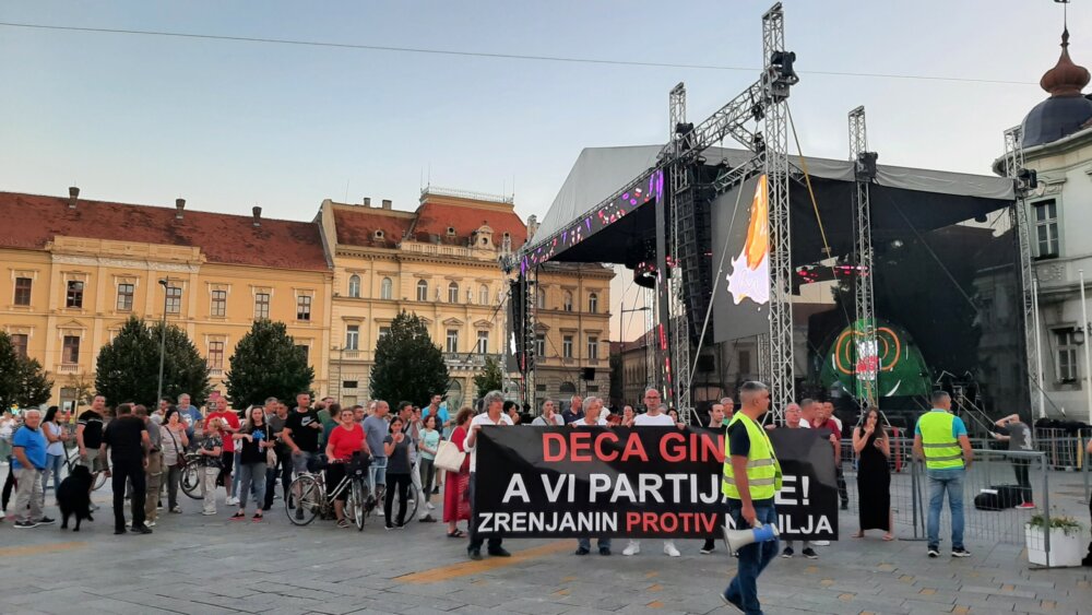 Sa protesta u Zrenjaninu oštra poruka: Deca ginu a vi partijate! 2
