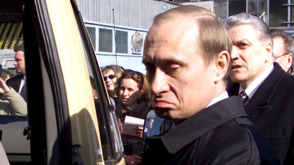 (VIDEO) Objavljen snimak Putina sa dužom kosom: Igra pikado, stoni-tenis... 12