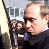 (VIDEO) Objavljen snimak Putina sa dužom kosom: Igra pikado, stoni-tenis... 8