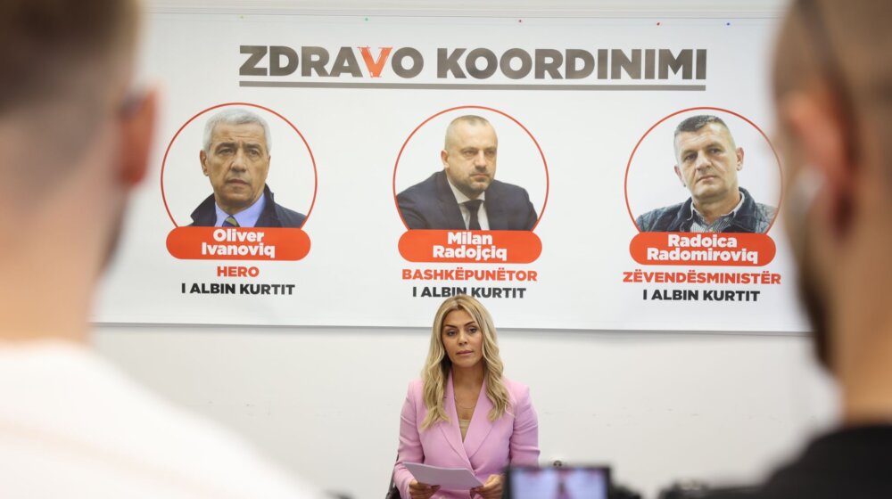 "Vlada Kosova bira ljude uz blagoslov Radoičića": Poslanica DPK na konferenciji istakla i fotografije Olivera Ivanovića i Radoice Radomirovića 1