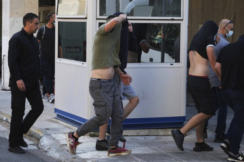 Grčka policija autobusom dovezla u sud 94 navijača umešana u nerede koji su doveli do ubistva: Građani im dobacivali da su ubice i fašisti (VIDEO, FOTO) 3