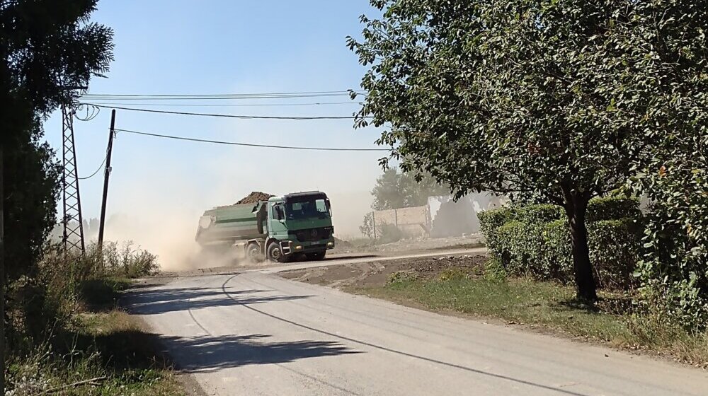 "Gušimo se mesecima u prašini": Meštani Zmajeva hteli da blokiraju gradilište brze pruge 1