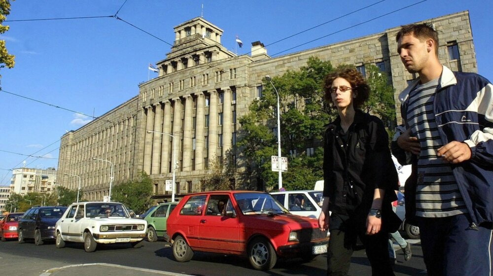 Kolika je bila prosečna plata, a kolika penzija pre 20 godina? 1