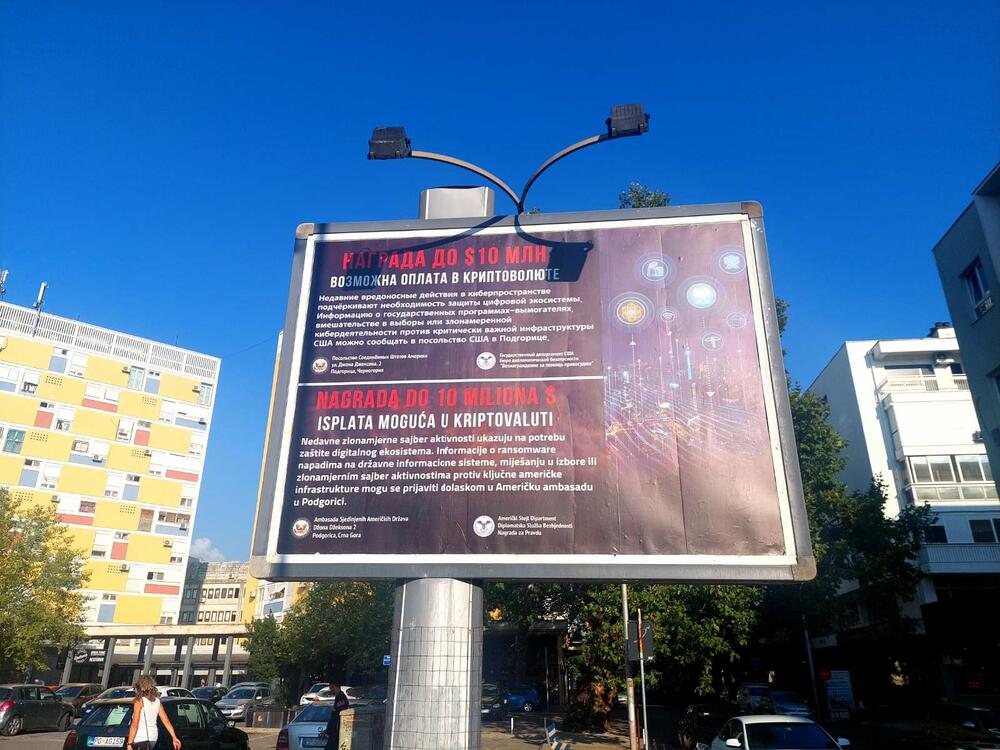 Oglas na bilbordu: Amerika nudi nagradu do deset miliona dolara za informacije o sajber napadima u Crnoj Gori 2