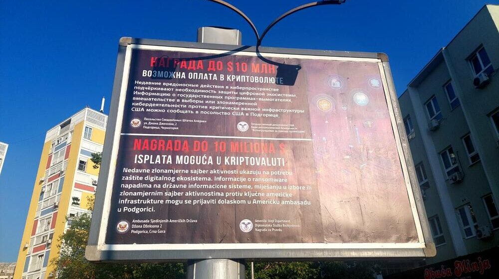 Oglas na bilbordu: Amerika nudi nagradu do deset miliona dolara za informacije o sajber napadima u Crnoj Gori 1