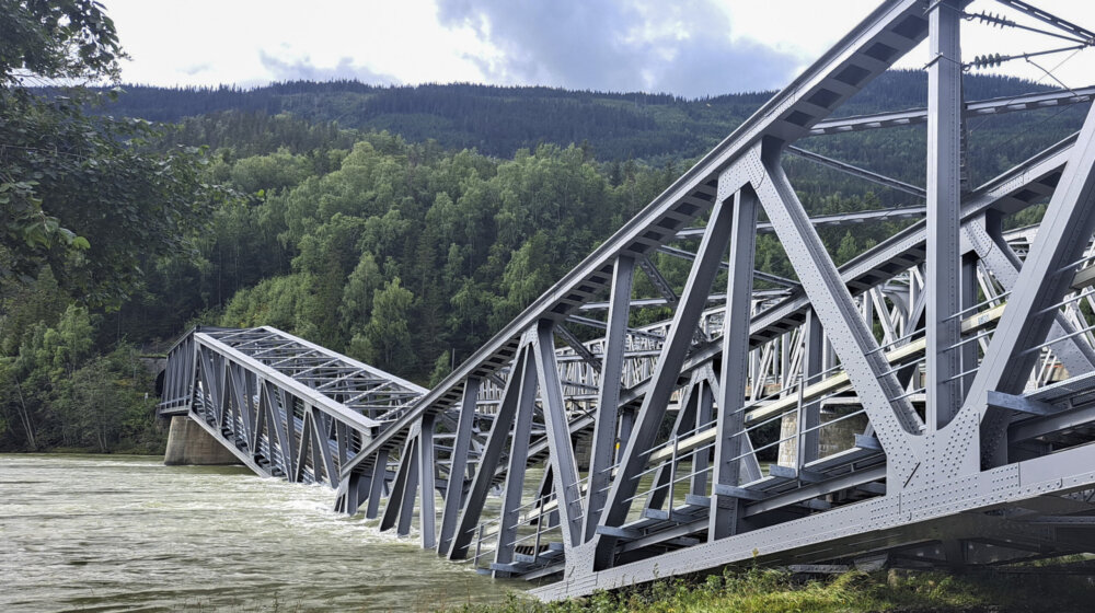 Od nabujalih voda srušio se železnički most u Norveškoj 12